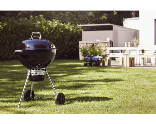 Weber Kettle E-5730 houtskoolbarbecue, Ø 57 cm, zwart, inclusief dekselthermometer, bodemrooster, stalen houtskoolrooster, gecoat stalen kookrooster, aluminium asopvanger, one-touch reinigingssysteem, brikettenmaatbeker