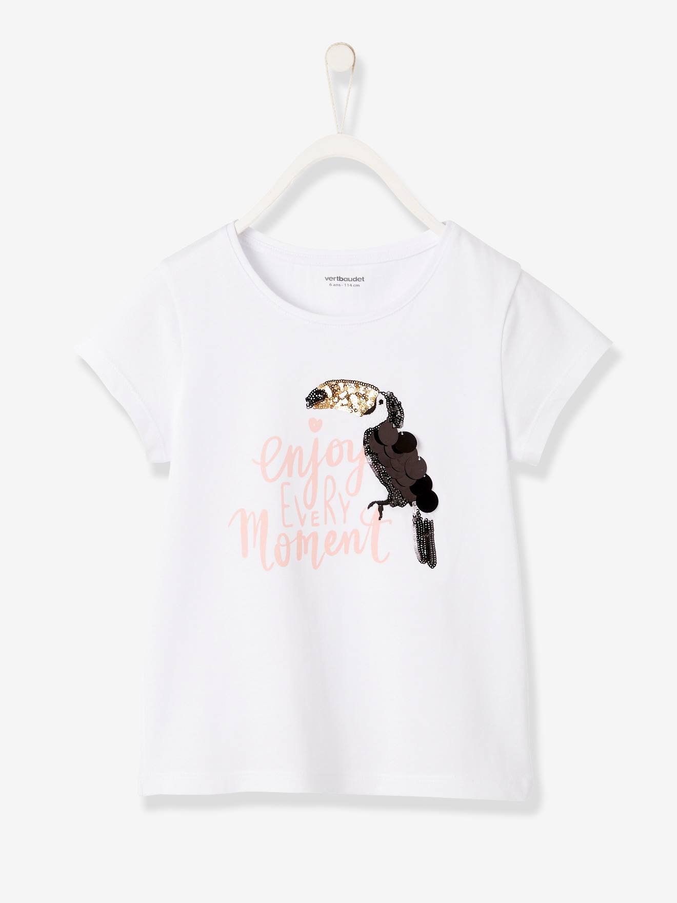 Camiseta infantil com lantejoulas e bordados, lisa, branca clara com estampas.