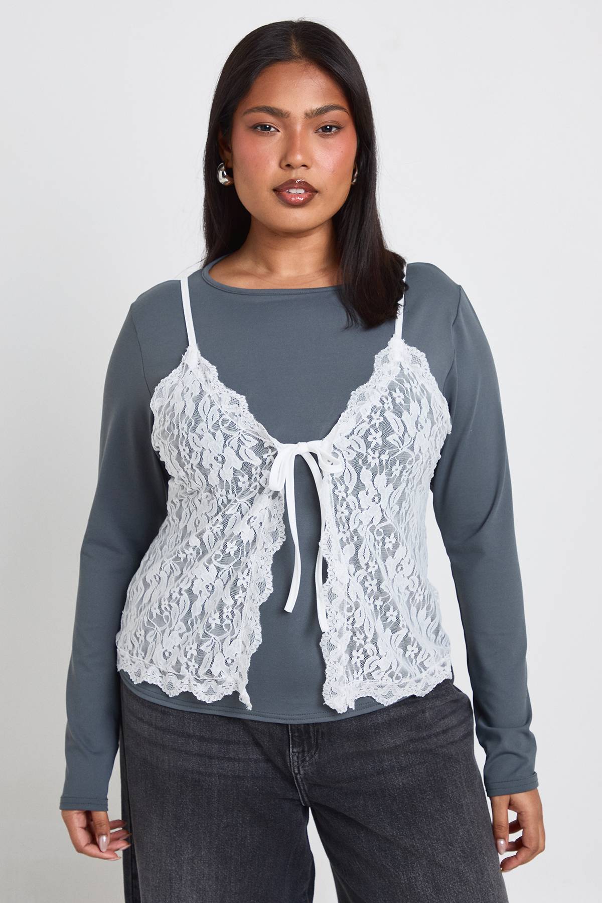 boohoo Haut Grande Taille À Manches Longues Avec Détail Soutien-gorge En Dentelle