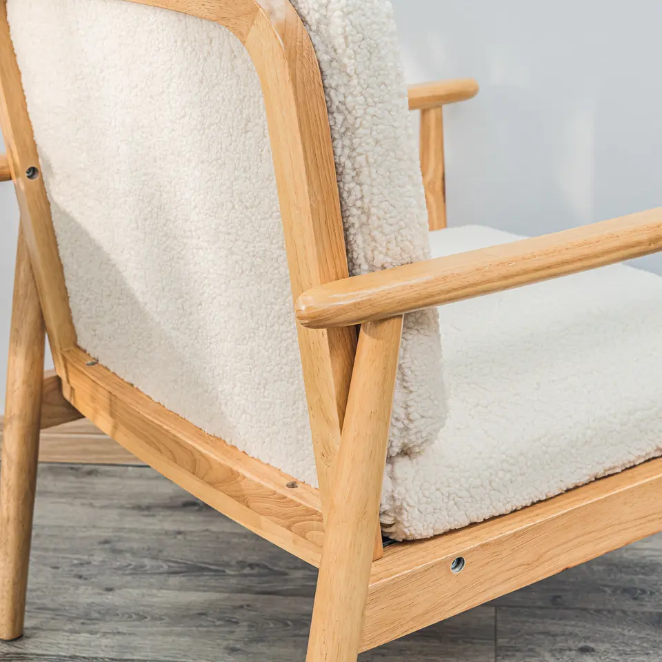 Fauteuil van massief hout en witte lussen