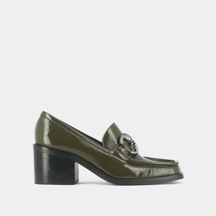 Mocassins à talons, boucles argentées et bouts carrés  en cuir vernis plissé kaki