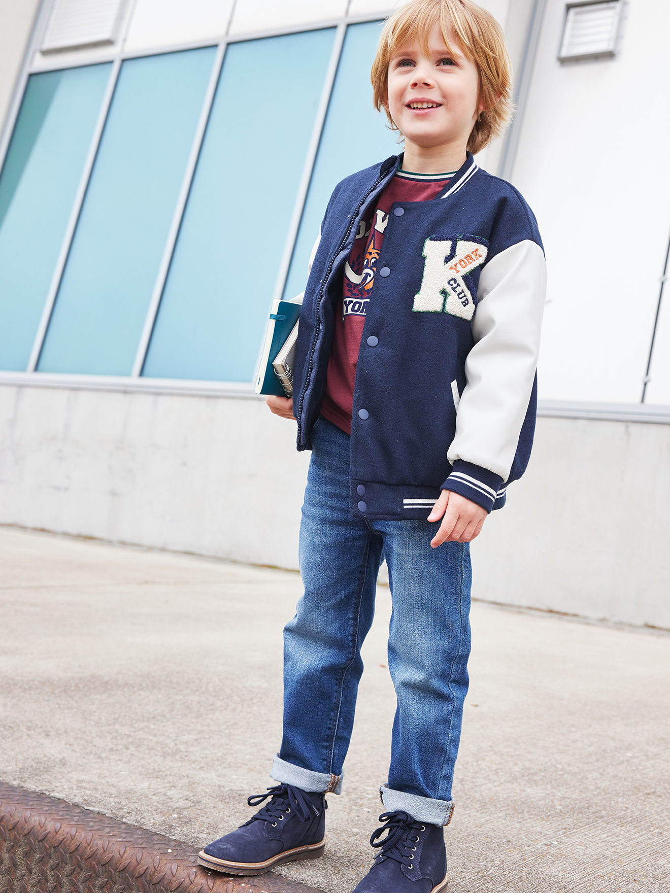 O conjunto inclui: camiseta infantil com estampa divertida de raposa + calça jeans folgada de cintura baixa infantil + jaqueta de pelúcia com estampa de letras em tecido atoalhado infantil + botas infantis de couro com cadarço e zíper