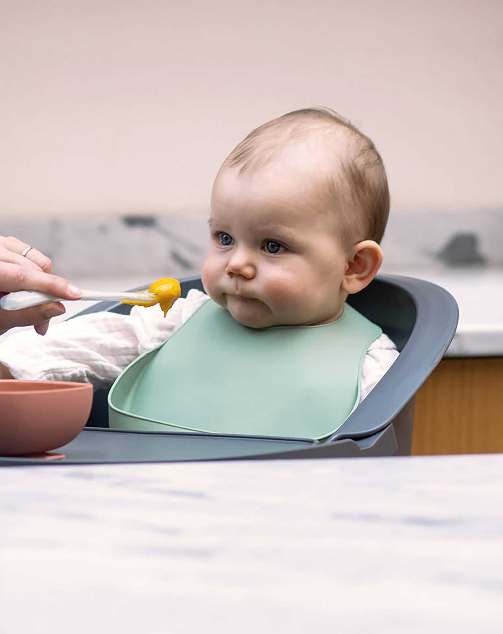 Silikon-Lätzchen EASY BIB in salbeigrün