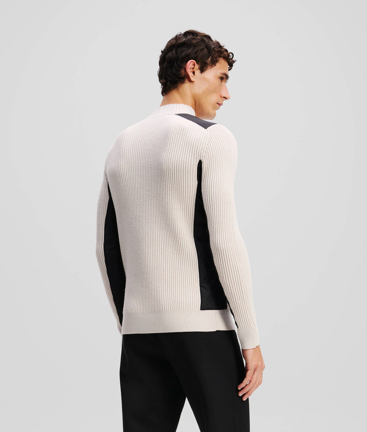 PULL À COL ROULÉ AVEC EMPIÈCEMENTS