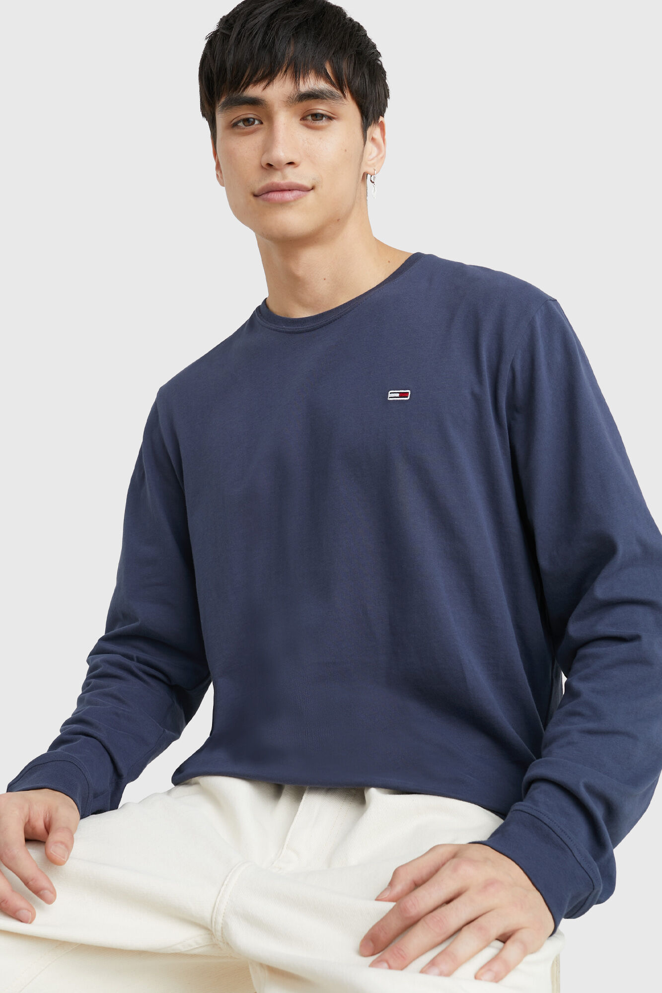 Pacote com 2 camisetas de manga comprida Tommy Jeans masculinas.