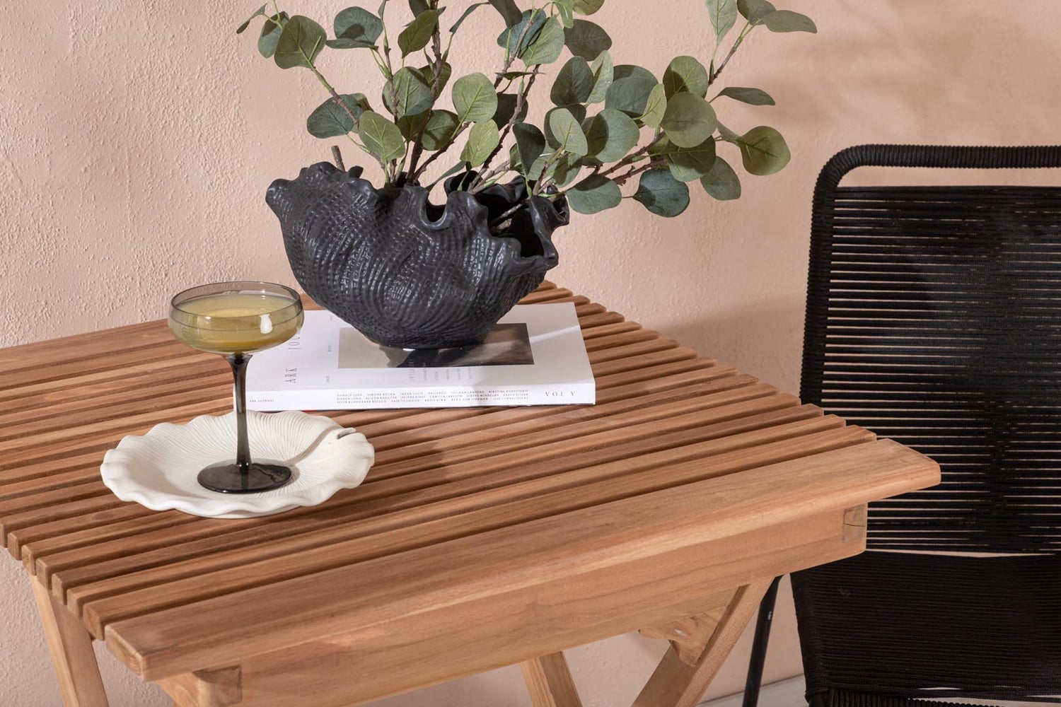 Ghana tuinset: tafel 70x70cm, 2 Lindos stoelen, naturel/zwart. 70 x 75 x 70 cm