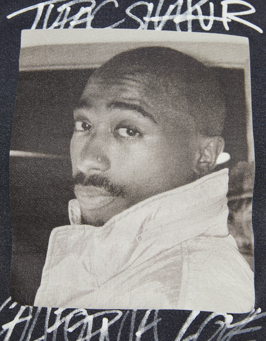 Camiseta cropped sem mangas com estampa do Tupac