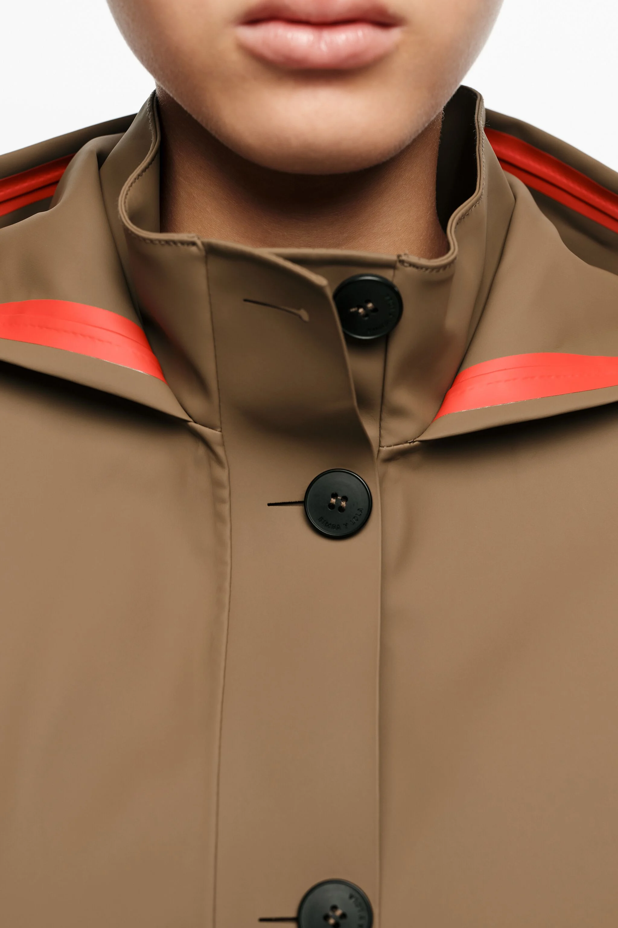 Trench coat A-line emborrachado cor camelo escuro