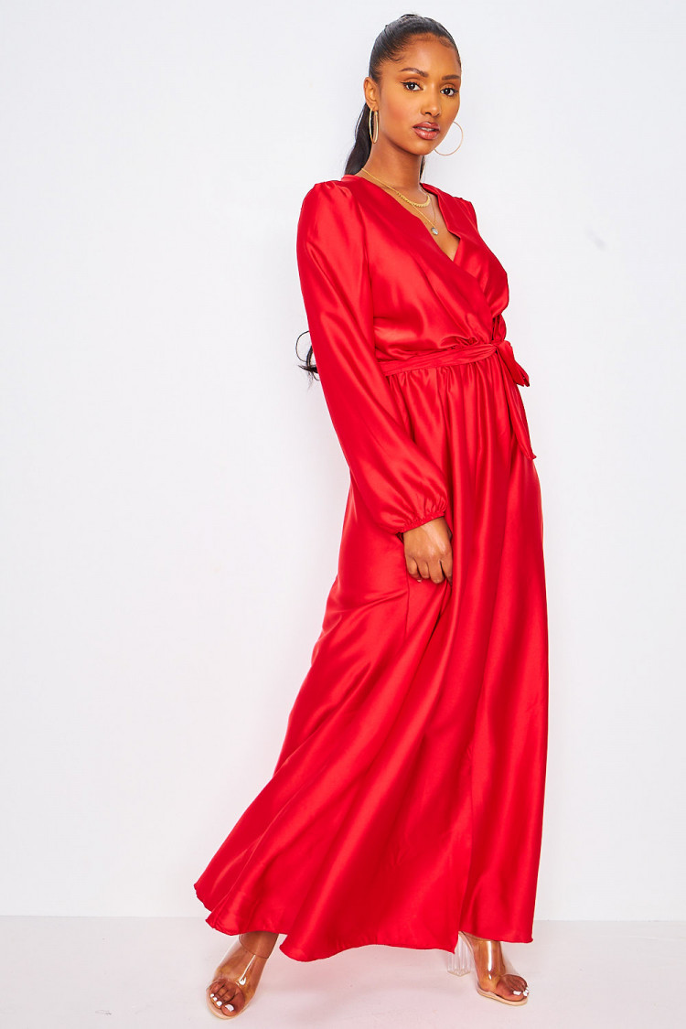 Robe longue rouge satiné ceinturée