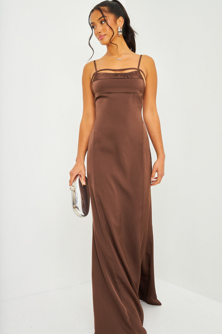 Robe longue marron satiné dos nu
