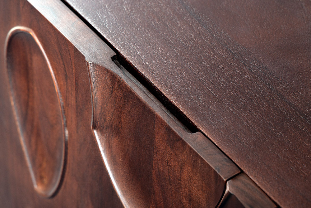 Massives Sideboard DUNE 175cm walnuss-braun Akazienholz 3D-Design schwarz Metall