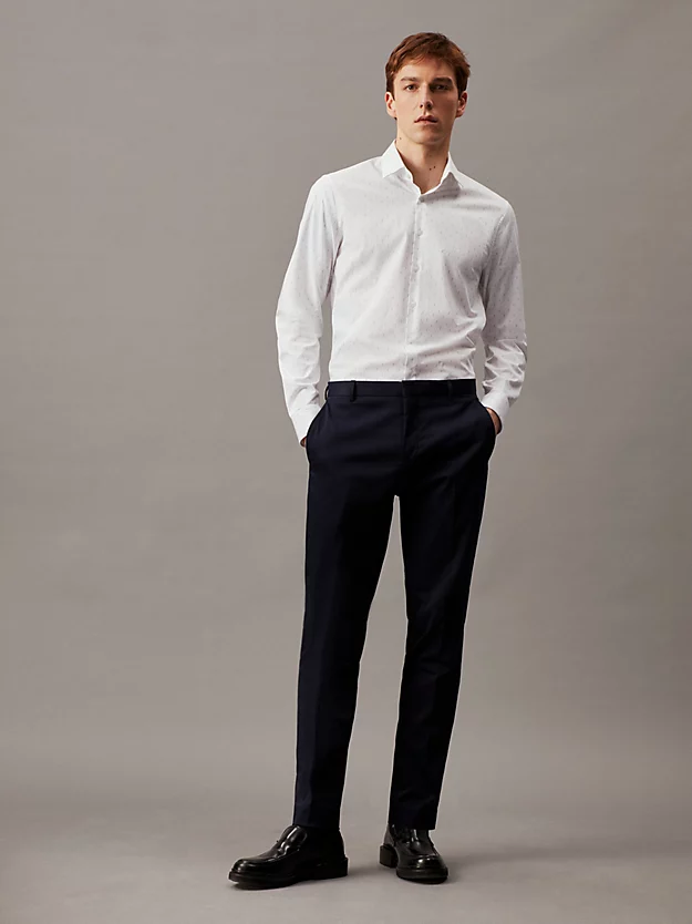 Camisa elegante de corte slim com estampa de folhas