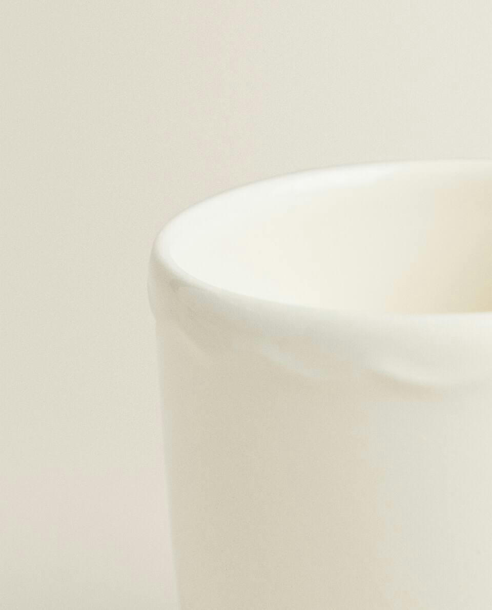 CANECA DE BARRO COM BORDA EM RELEVO