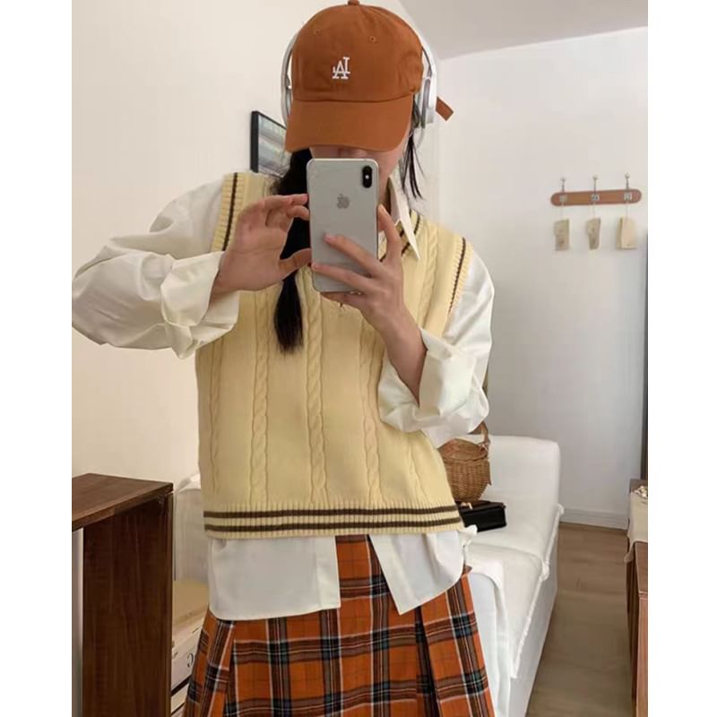 HYAKU - V-hals gestreept kabelgebreid vest
