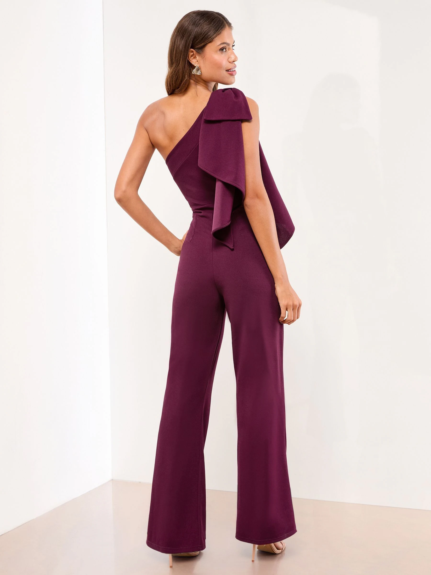 Wijn - Lipsy jumpsuit met strik en één schouder