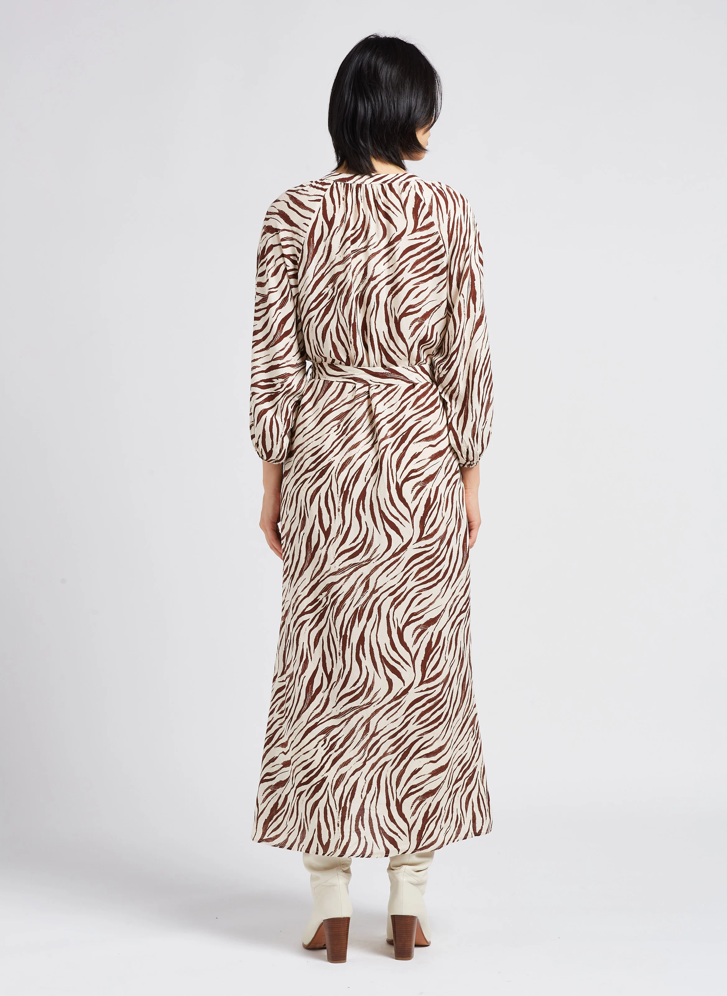 LEXI - Robe longue coupe droite à col v | Beige