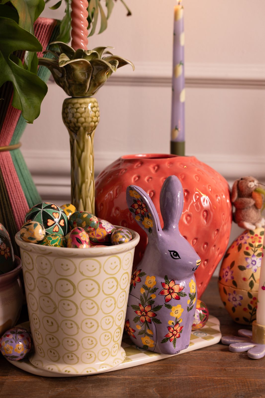 Paarse papier maché paashaas