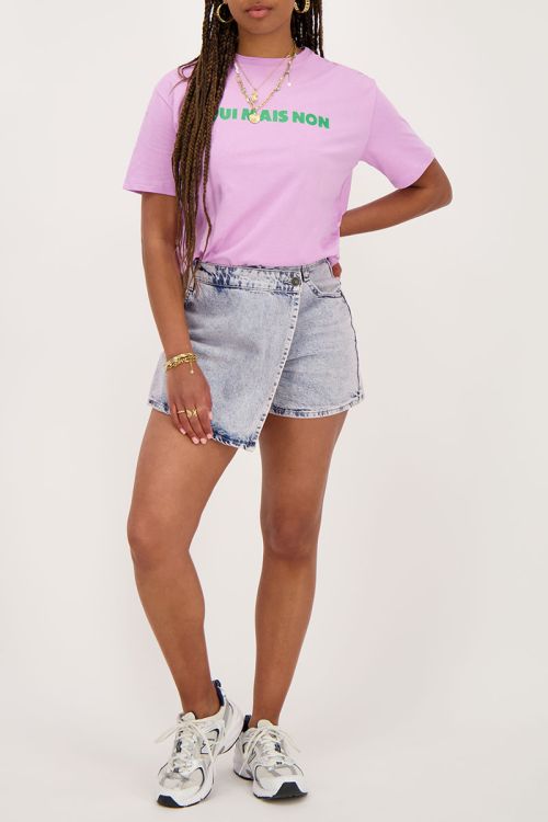 Blauwe denim skort met overslag en roze gloed