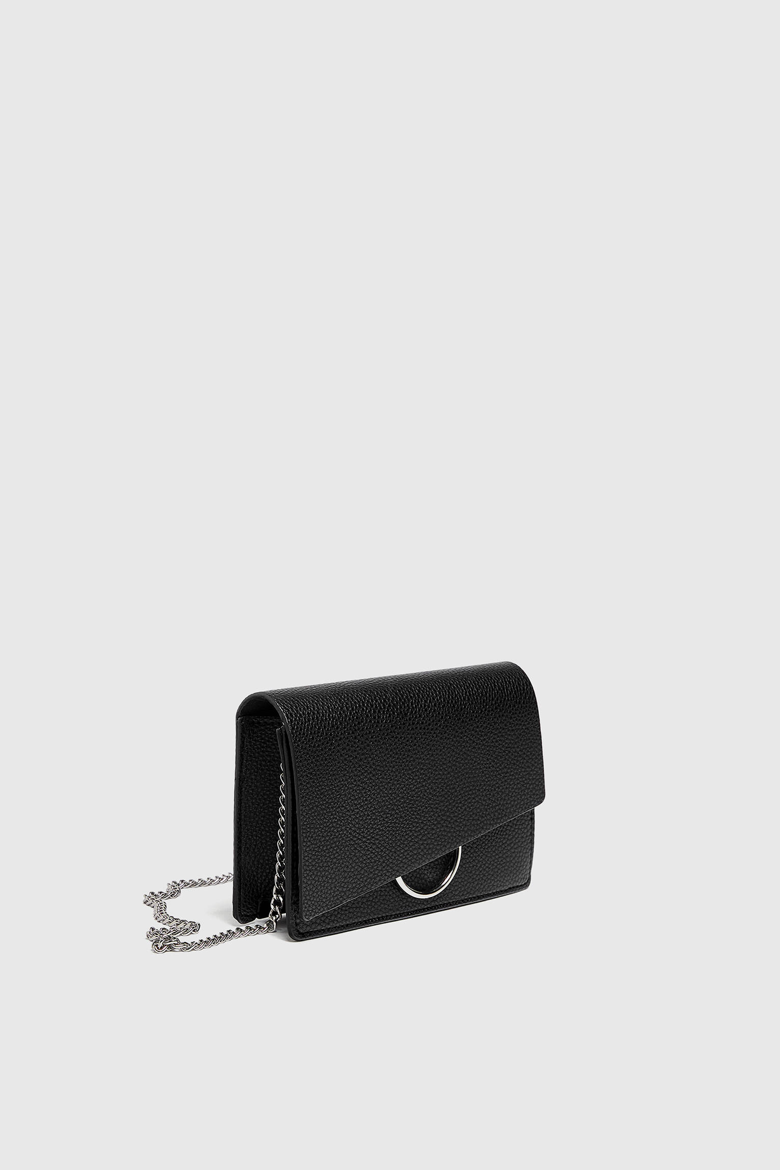 Bolsa transversal com detalhe de argola - preta