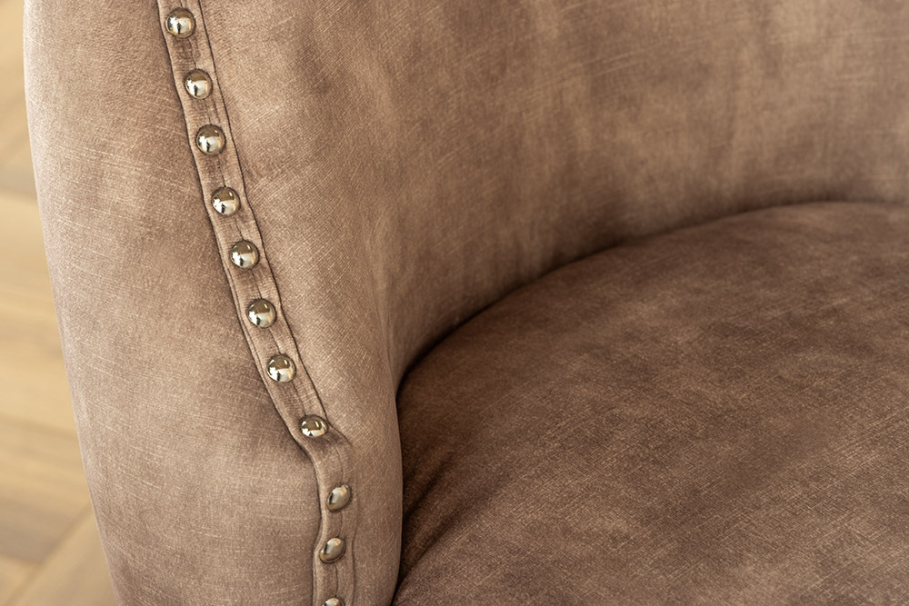 Chesterfield Stuhl CASTLE DELUXE beige Samt mit Löwenkopf Nieten