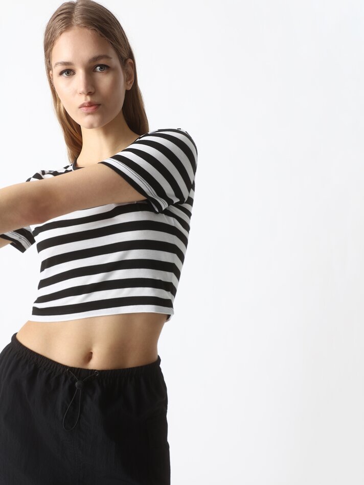 Camiseta cropped listrada - Cru/preta