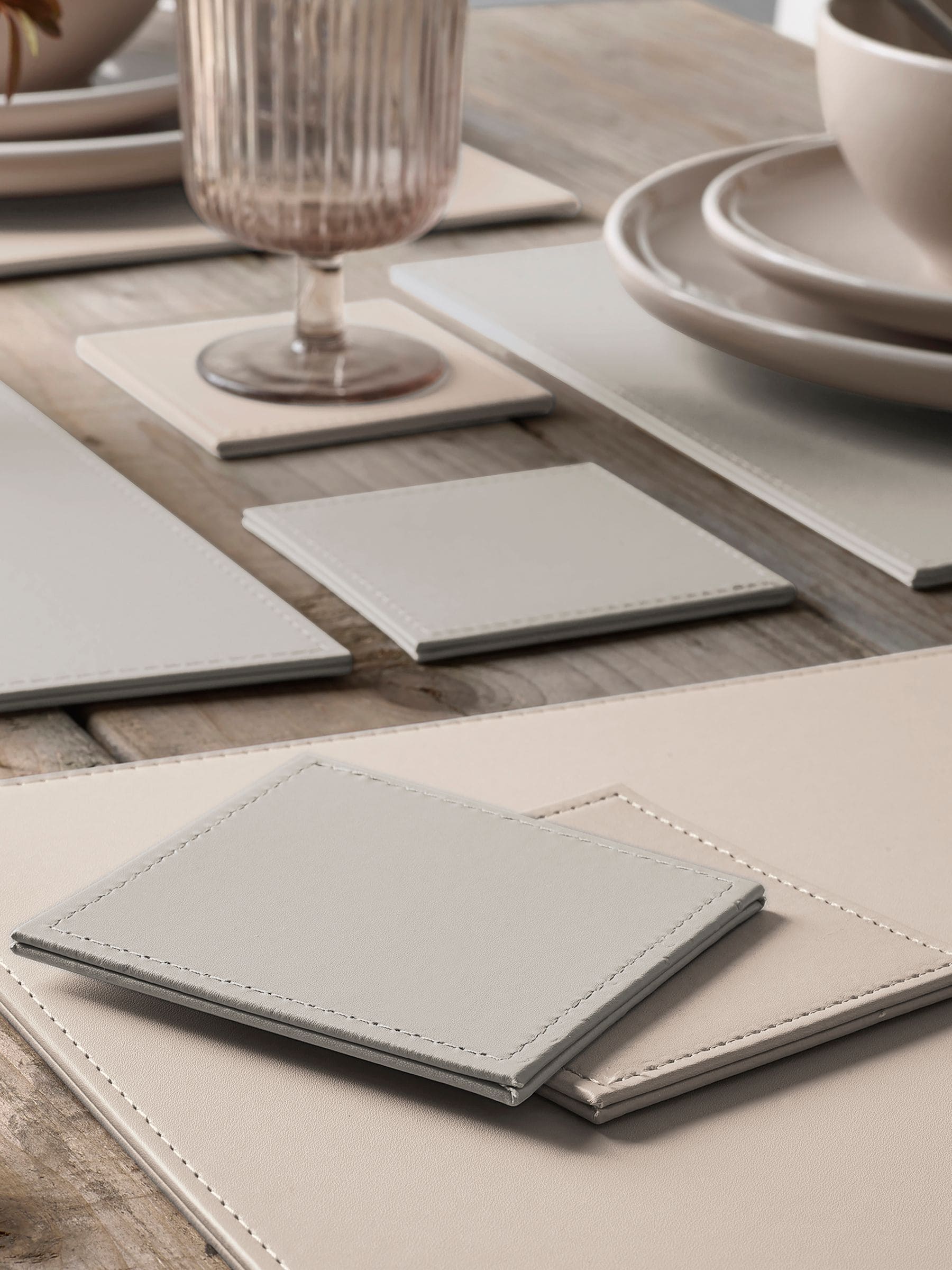 Set van 4 omkeerbare placemats en onderzetters van imitatieleer