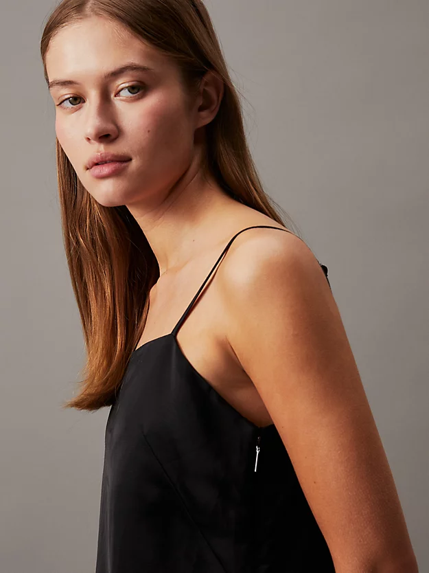 Vestido slip de corte reto em linho e viscose.