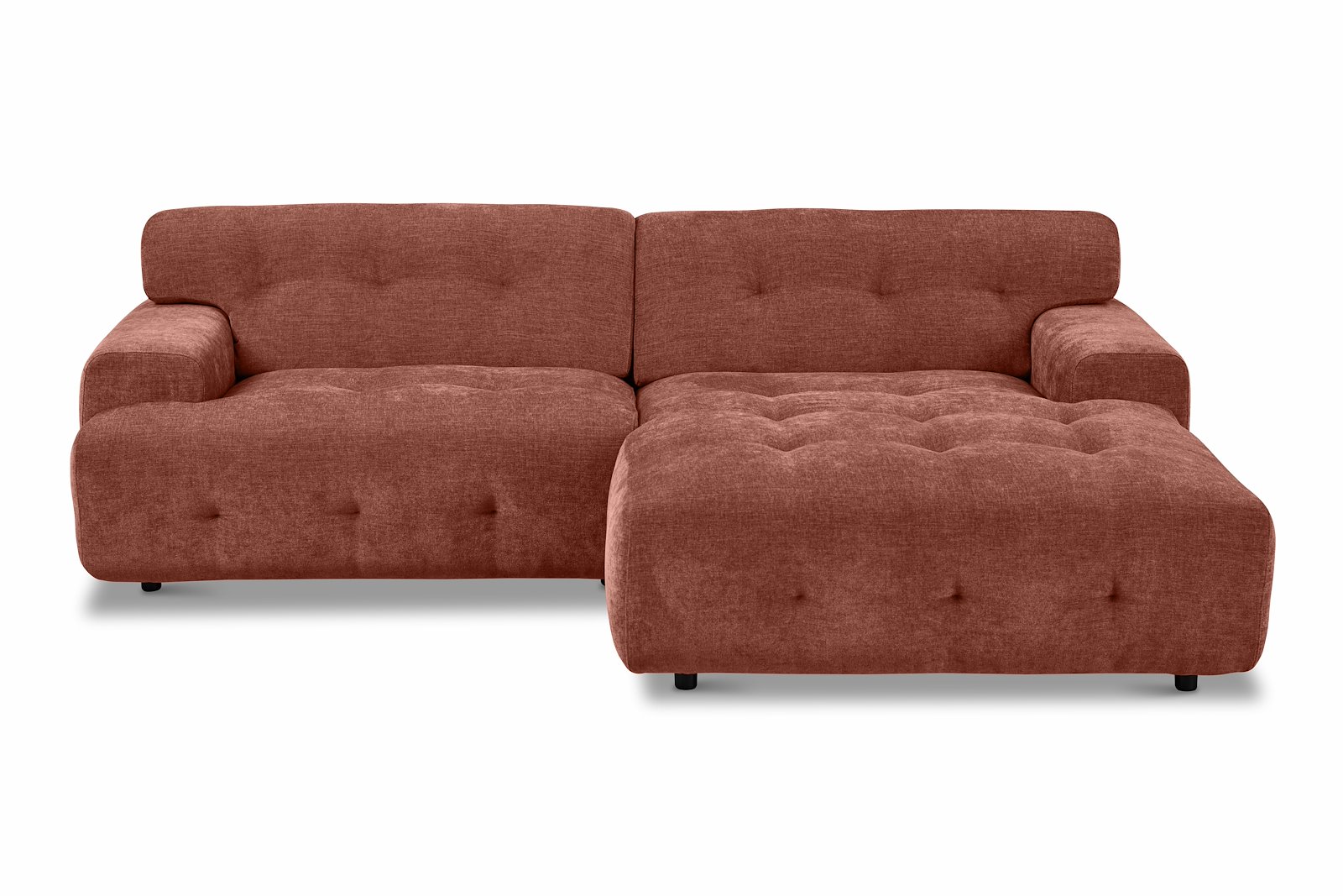 Bob sofa 1,5-seter med sjeselong høyre. Tekstil City 64 Rust med sorte ben.