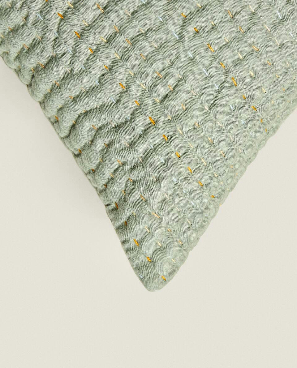 CAPA DE ALMOFADA COM COSTURA DETALHADA