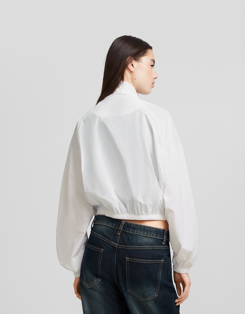 Jaqueta cropped texturizada em nylon ripstop