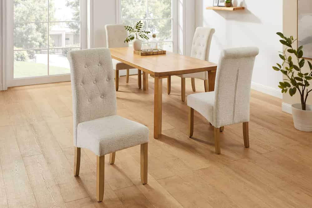 Design Stuhl CASA beige Bouclé Tweed Soft Massivholzbeine Zierknöpfe und Nackenrolle