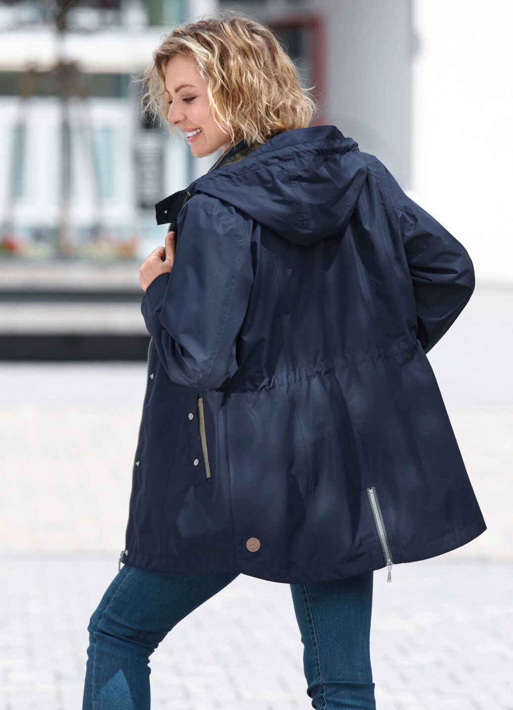 Funktionsjacke mit kleinem Regenschild an der abnehmbaren Kapuze