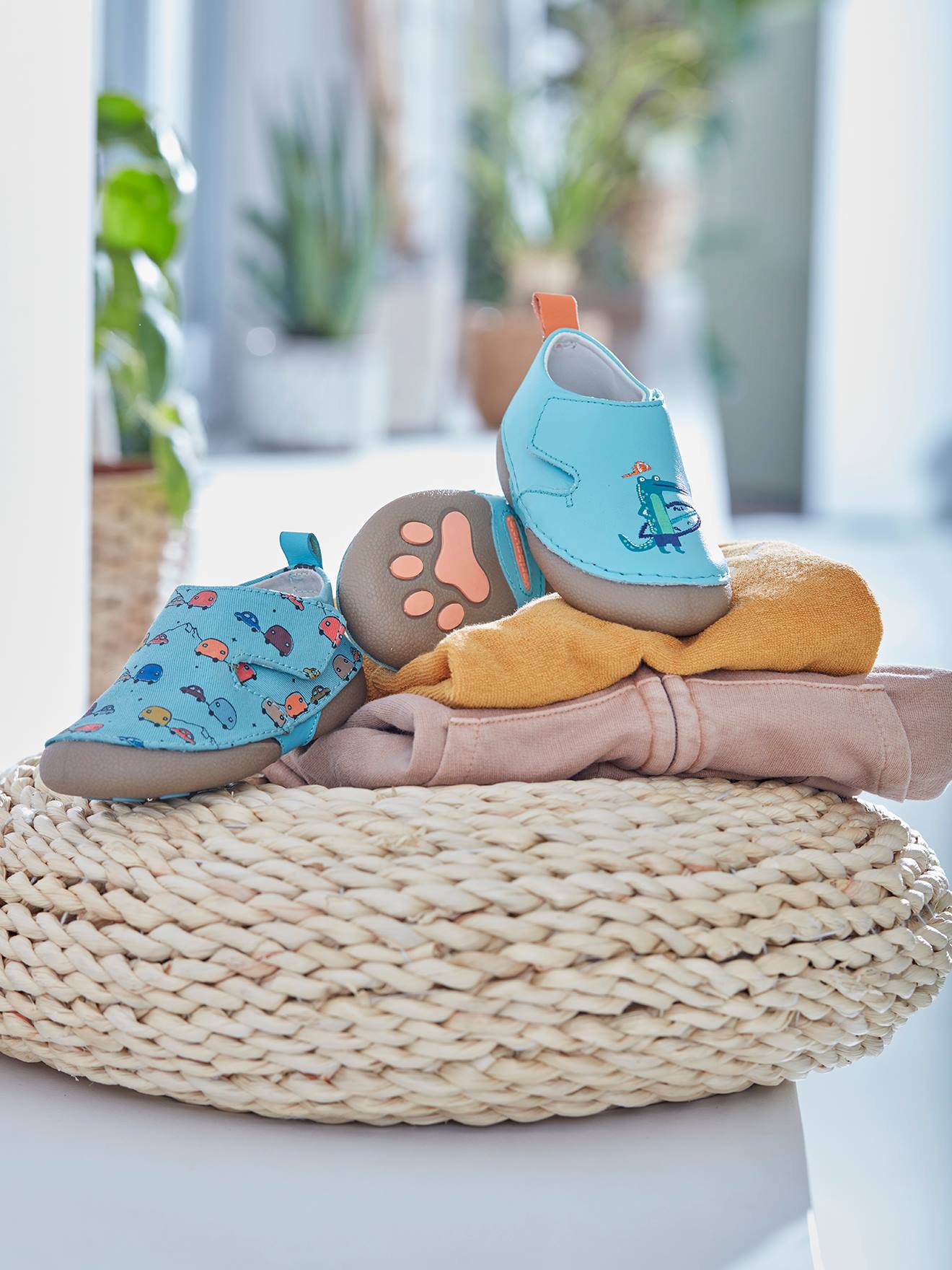Pantufas de couro para casa, com tira autoadesiva, para bebê menino, lisas, verde claro com estampas.