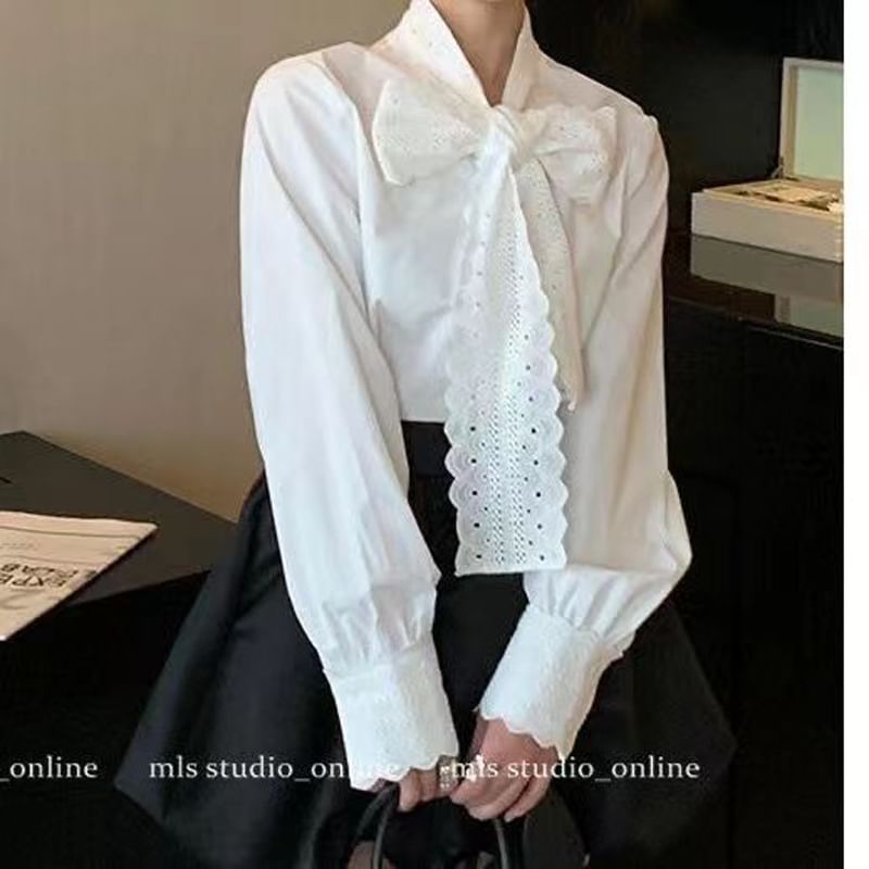 Everose - Blouse met pofmouwen, strik, kant en knoopjes
