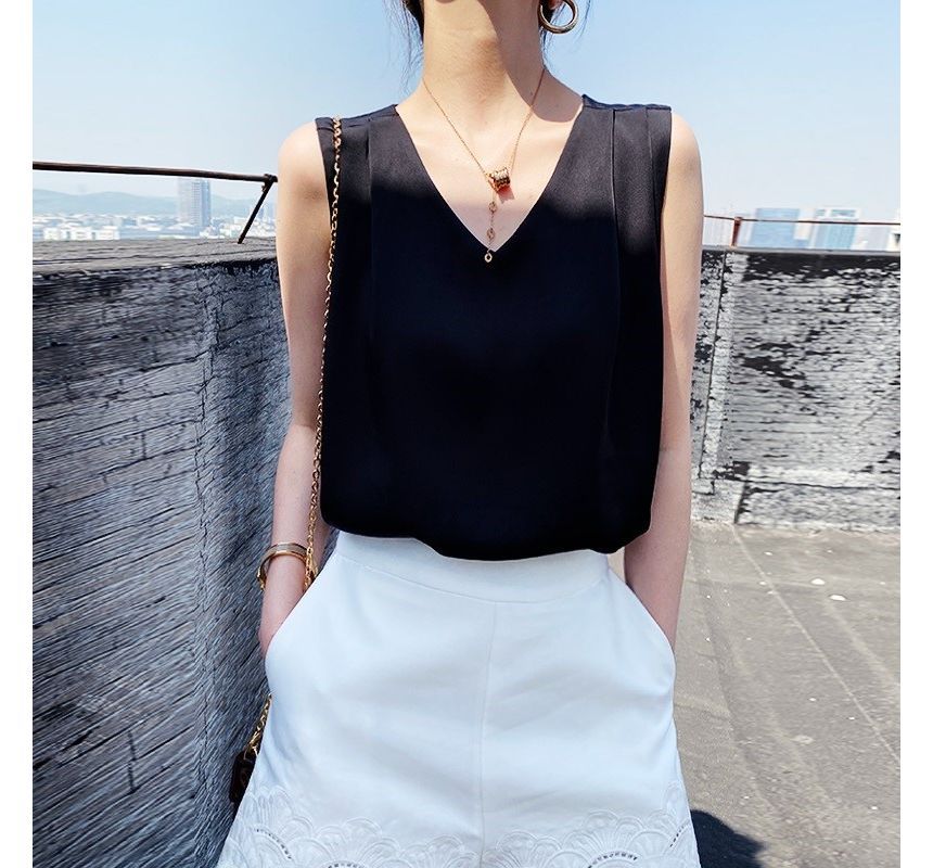 EFO - Mouwloze V-hals blouse van effen chiffon