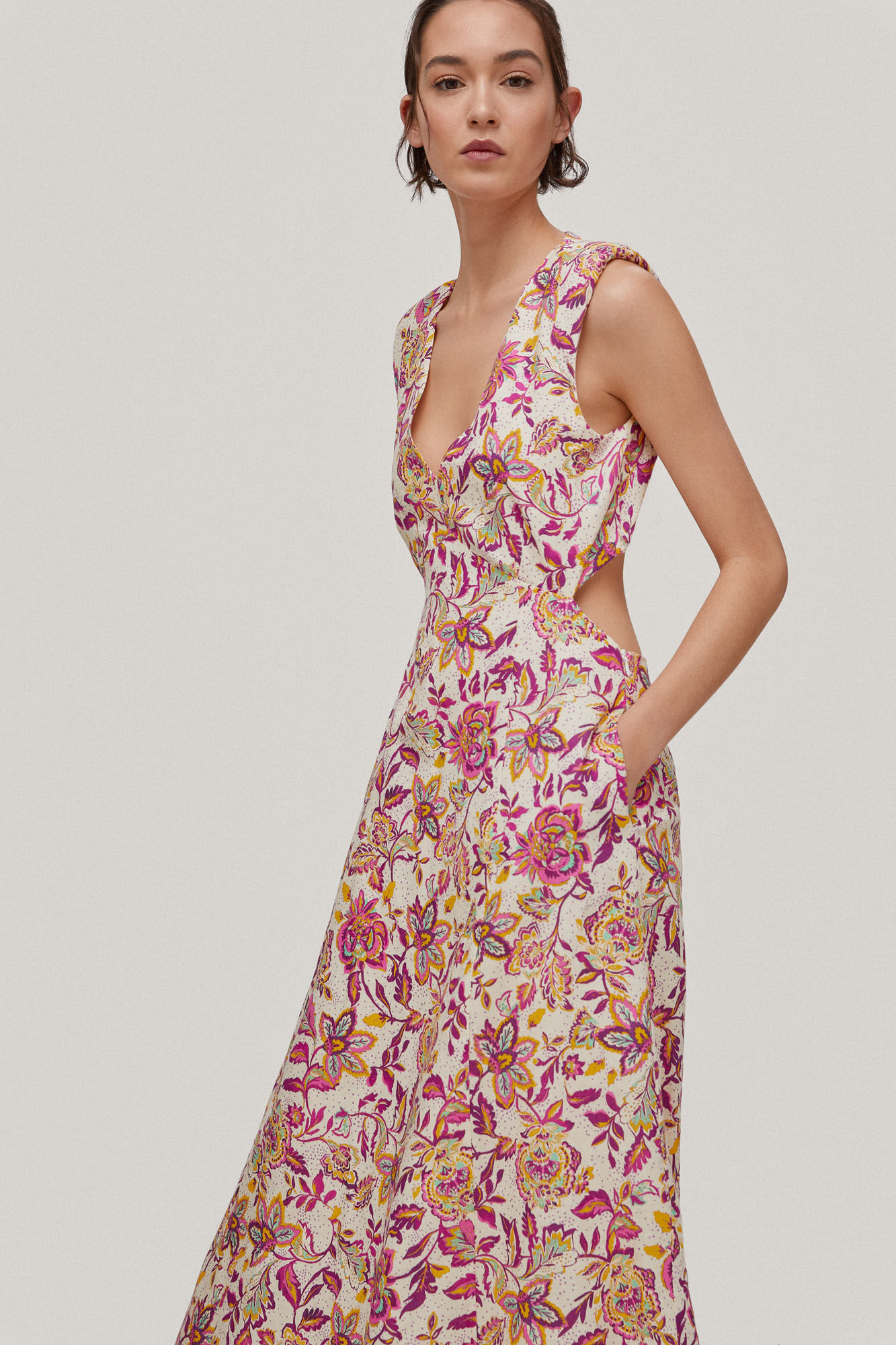 Vestido estampado com recortes - Vários