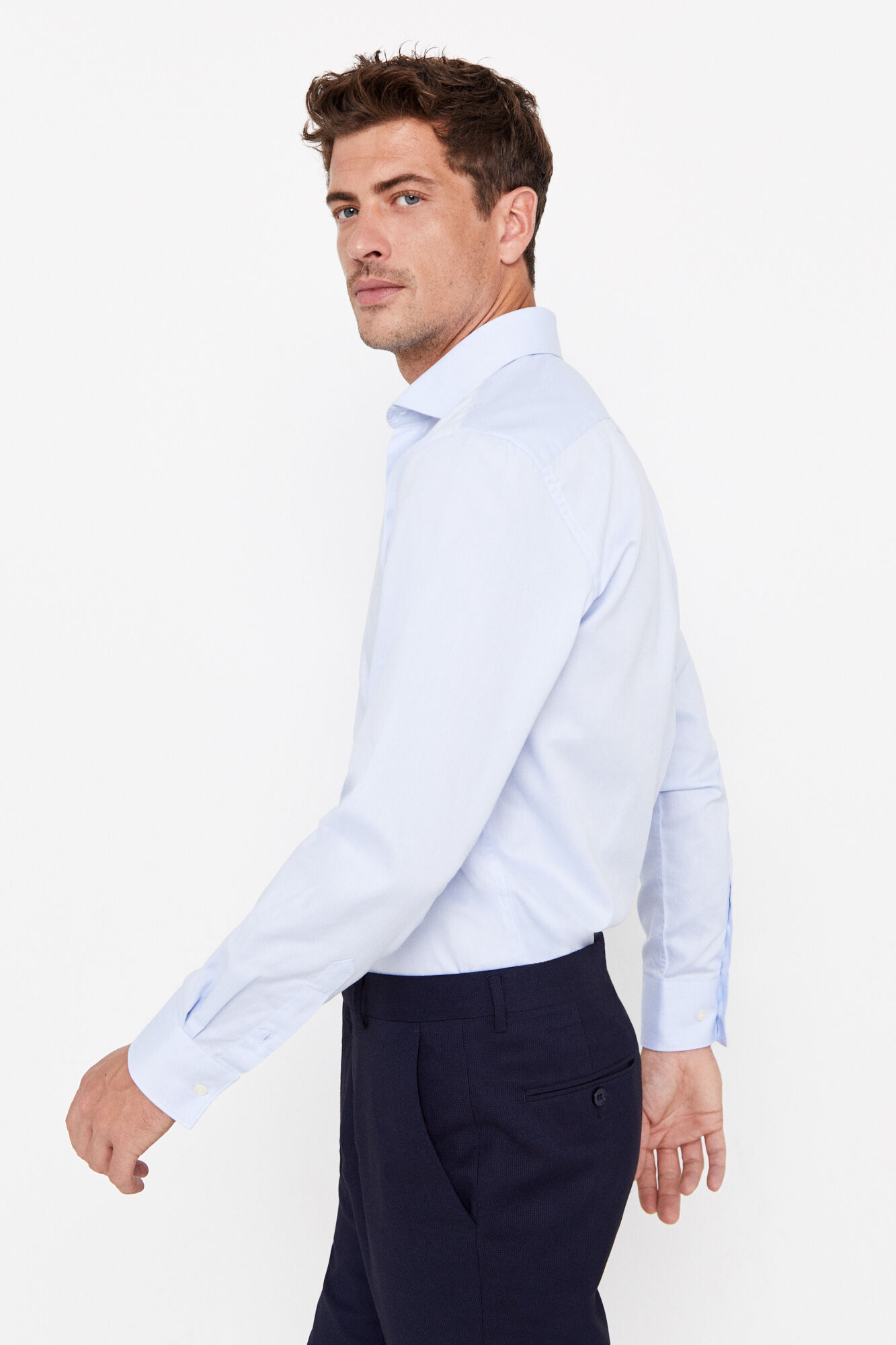 Camisa social com estrutura fácil de passar