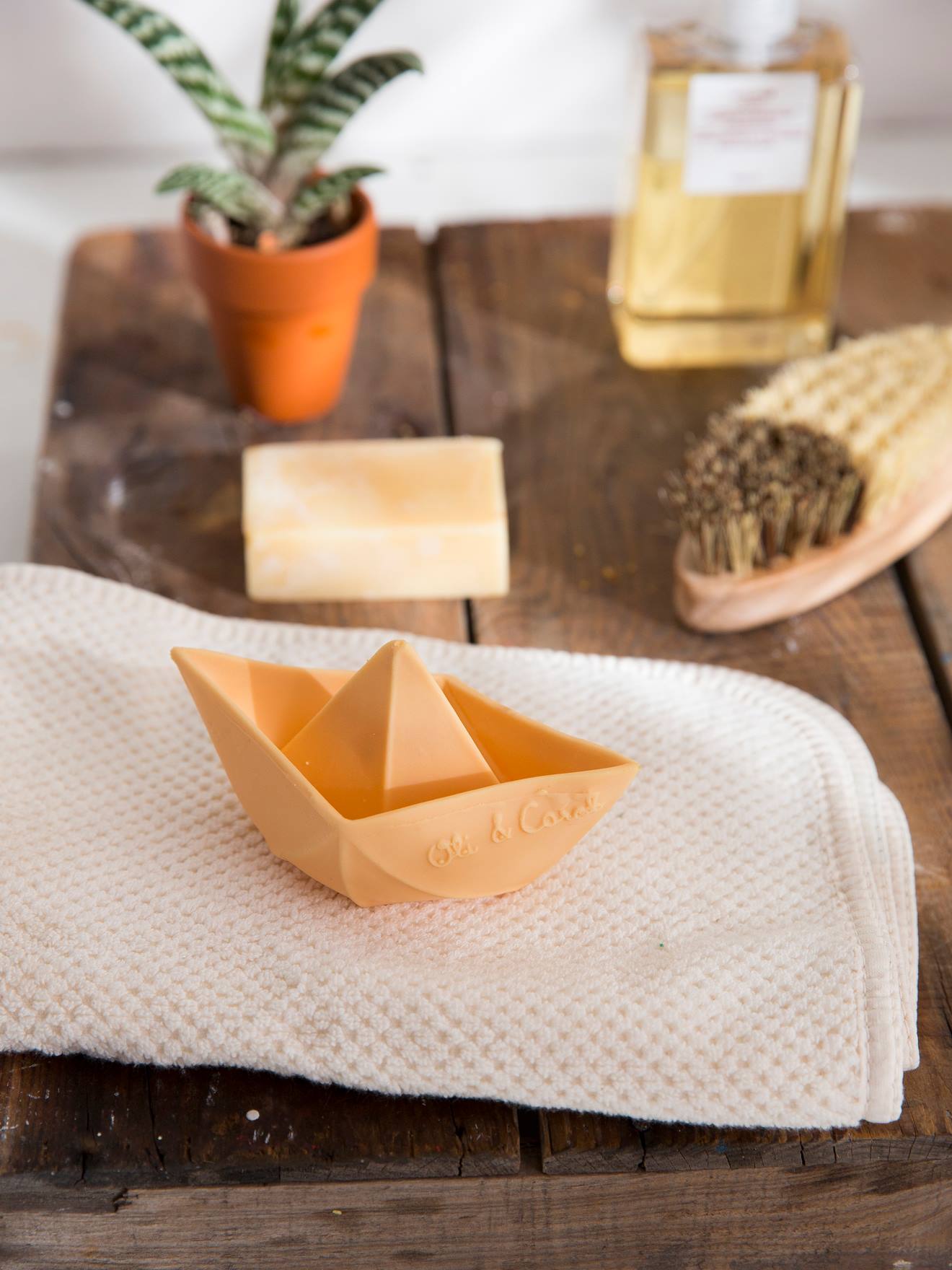 Brinquedo de banho em forma de barco de origami