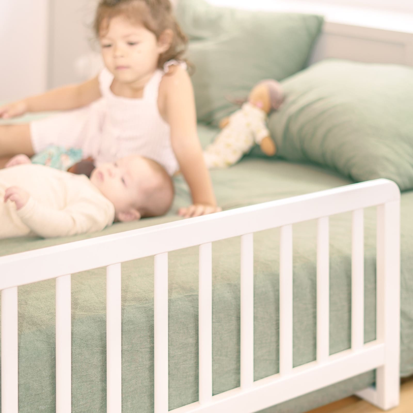 (140cm) Holz Kinder Bett Schutzgitter Baby Rausfallschutz Klappbare Umrandung (GEU2112-WE) - Weiss