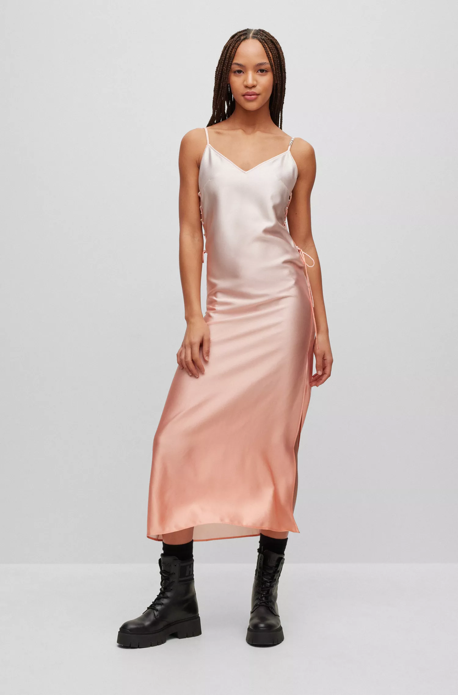 Vestido slip HUGO com estampa degradê vermelha em cetim macio.