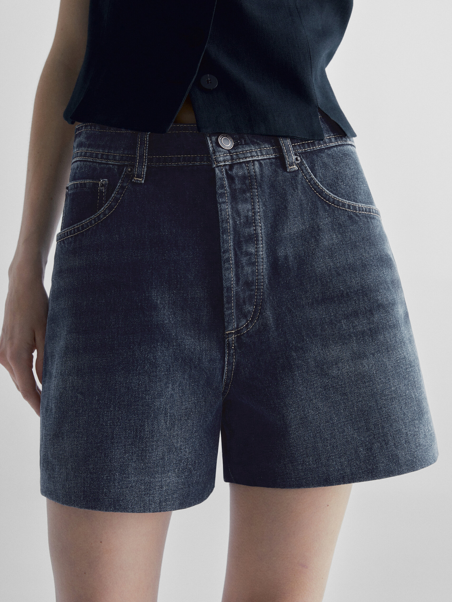 Shorts jeans de cintura alta com bolsos de couro - AZUL MÉDIO