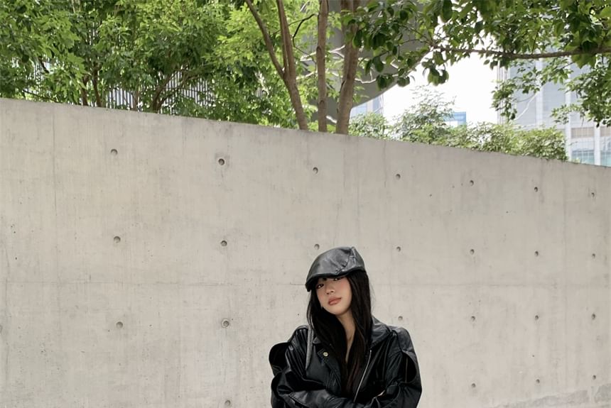 OUREA - Kraagvormig, effen imitatieleren cropped bikerjack met rits / Maxi A-lijn rok met split en riem