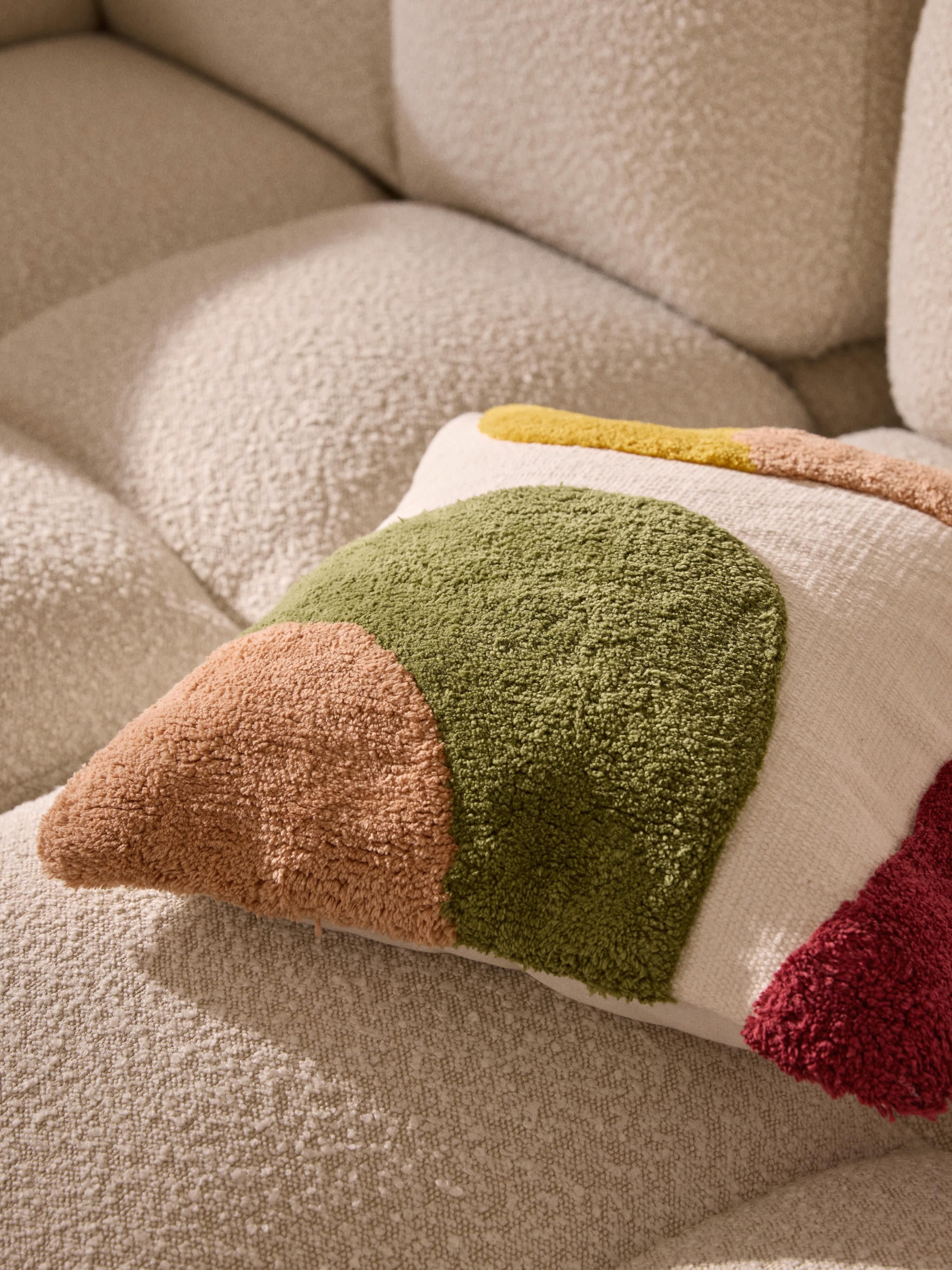 Handgetufte kussenhoes Malu met decoraties