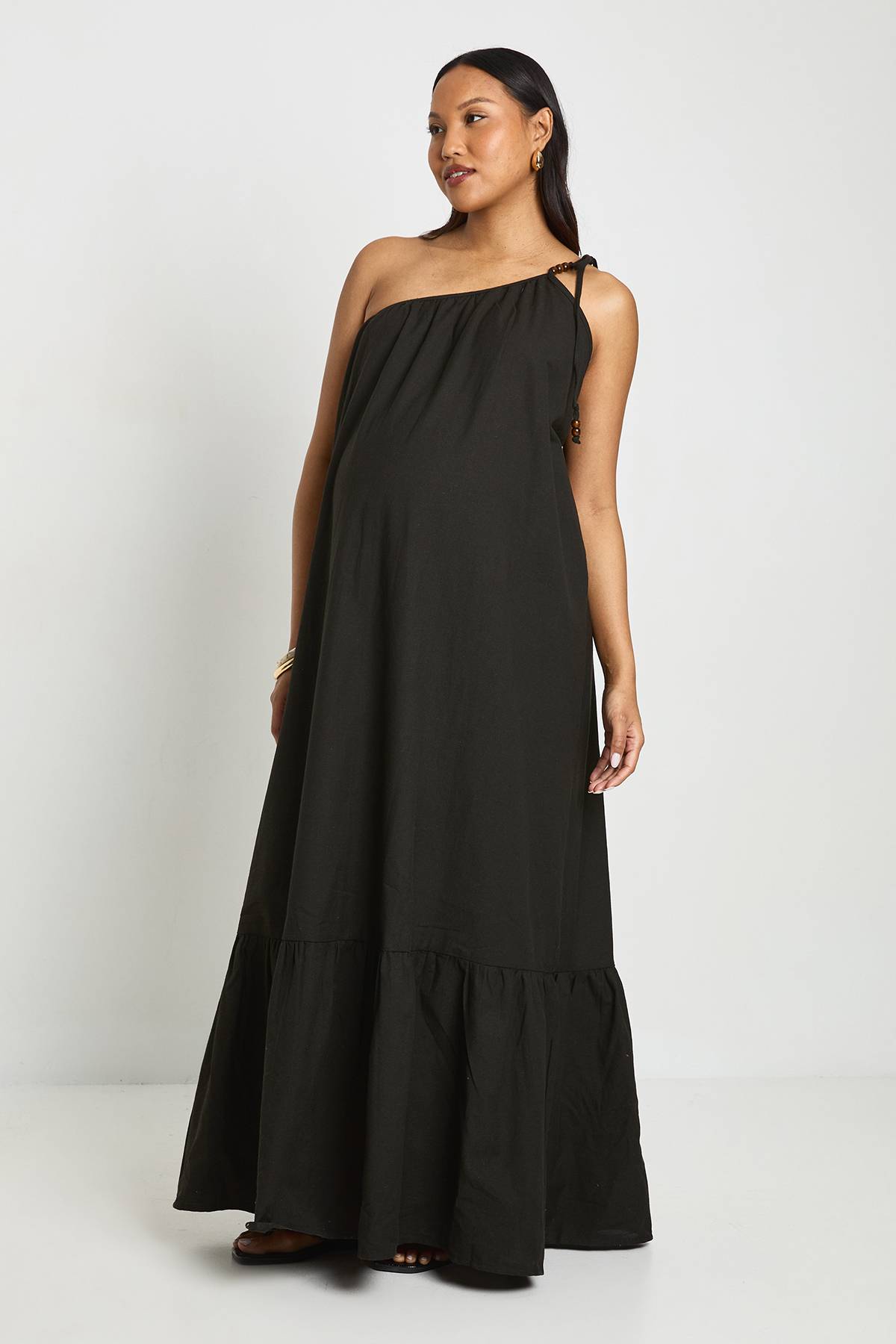 boohoo Robe Maxi Smockée De Maternité À Une Épaule Avec Lien Perlé