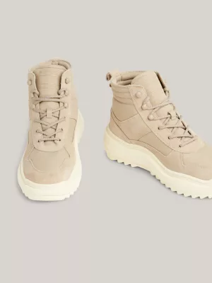 Botas de cano médio com travas em camurça e textura mista