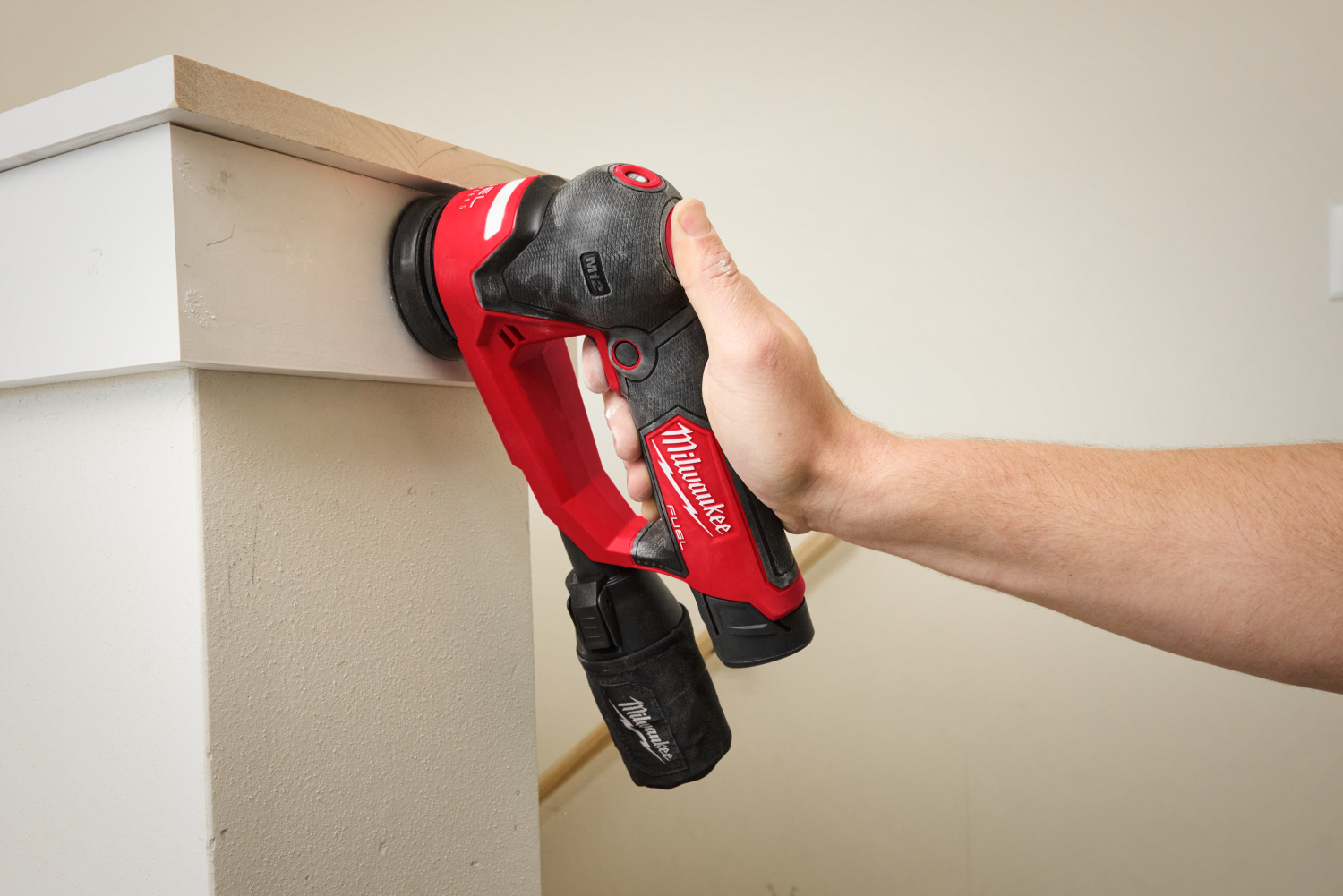 Milwaukee M12 FSDR75-202B 12V Li-ion accu Exentrische schuurmachine set (2x 2.0Ah accu) in tas - 75mm