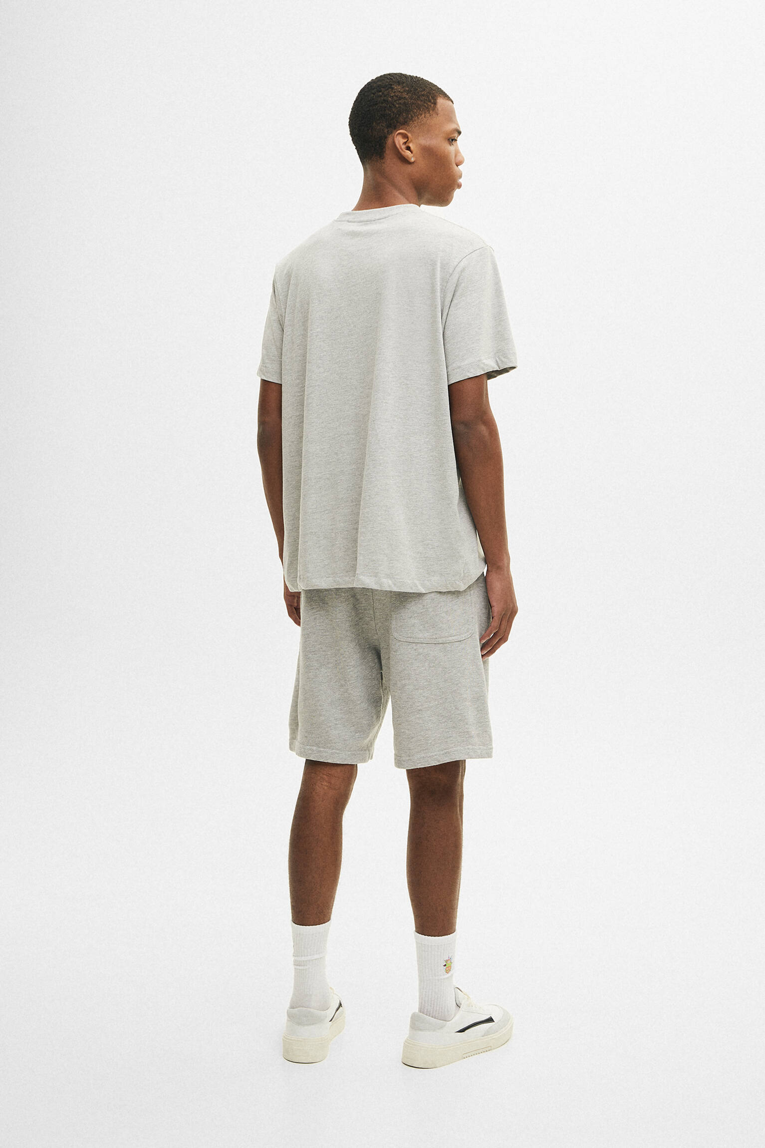 Conjunto de bermuda jogger e camiseta - cinza claro