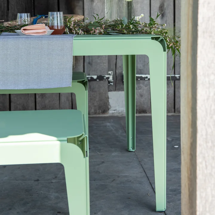 Weltevree - Bended Bench Bank mit Rückenlehne L 140 cm, blassgrün (RAL 6021)