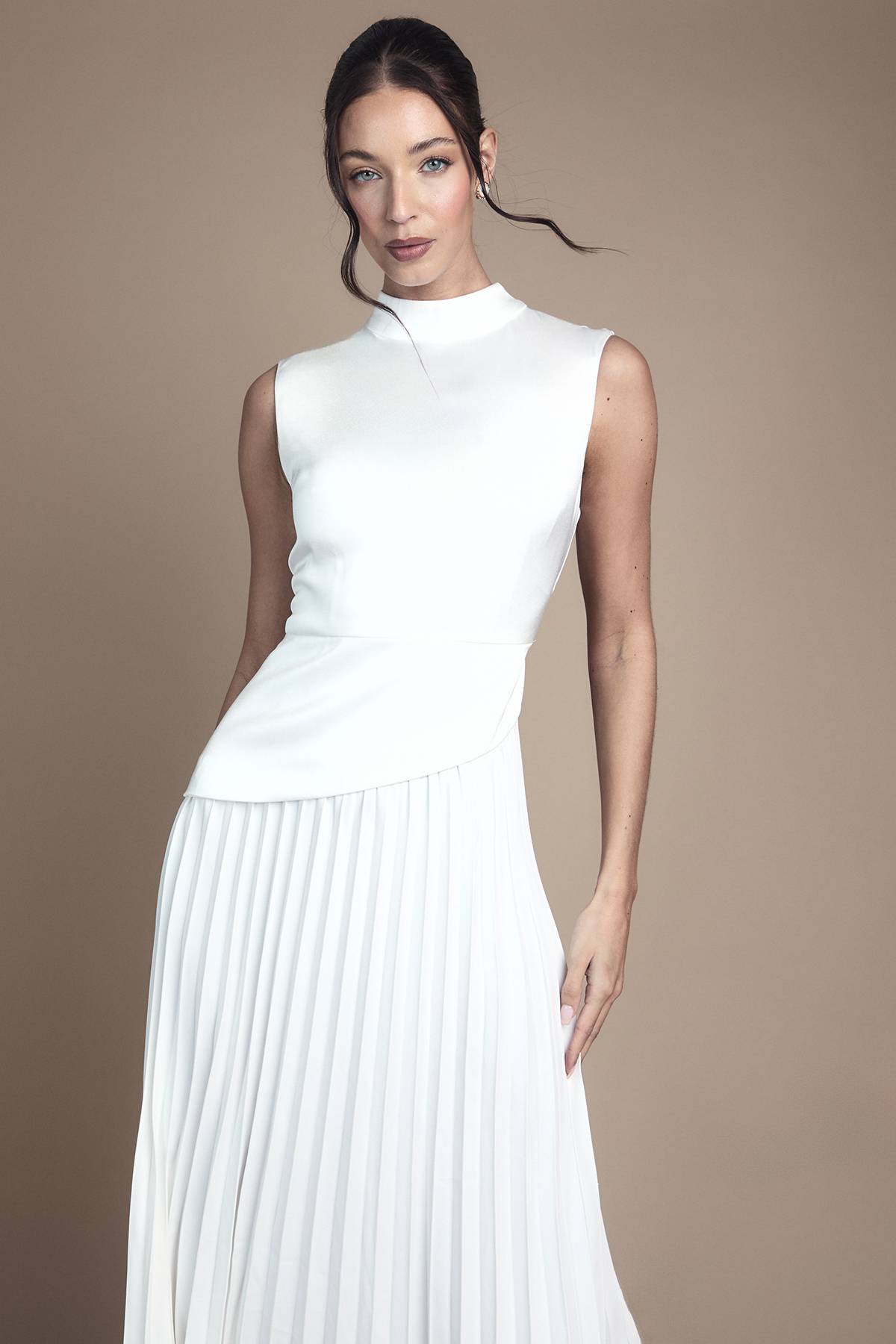 Coast Robe de Mariée Mi-Longue à Col Haut Drapé et Jupe Plissée