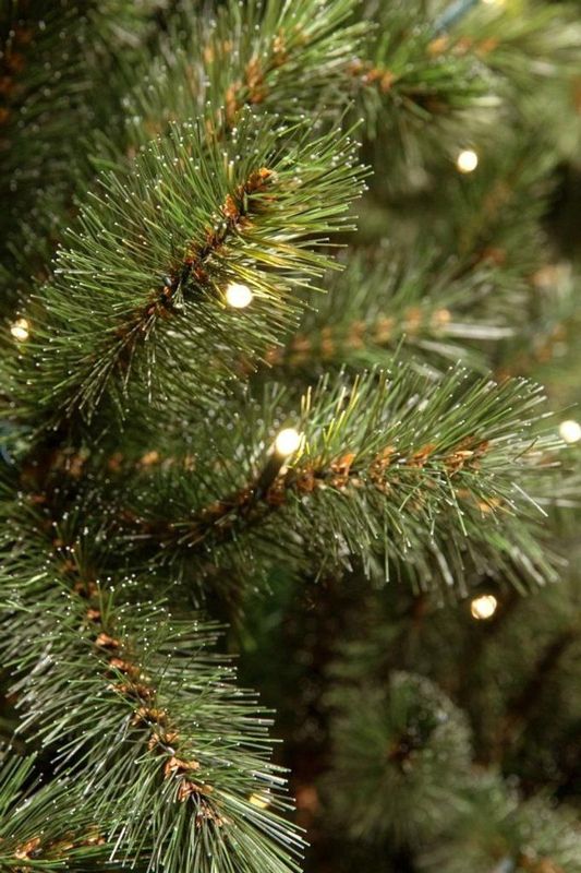 Forest Frosted Pine Kunstkerstboom - 215 x 140 cm - 304 LED Warm wit - donkergroen | Triumph Tree